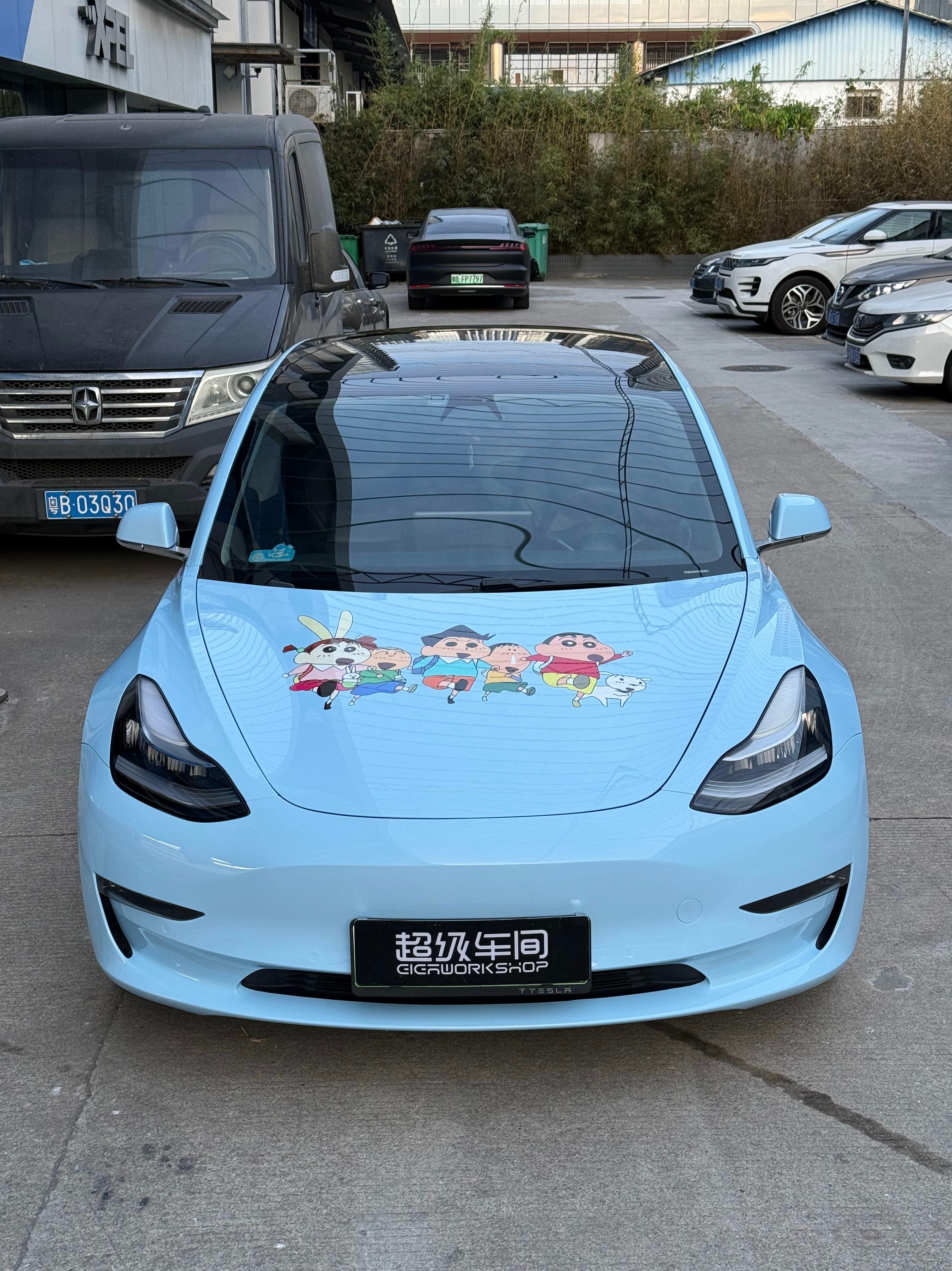 天空蓝底色搭配小新一家，这台Model 3开在路上回头率直接拉满。彩绘细节走可爱