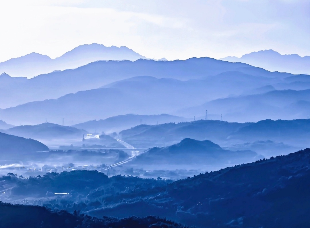 “  远山如黛 … ”丨摄：川小页 