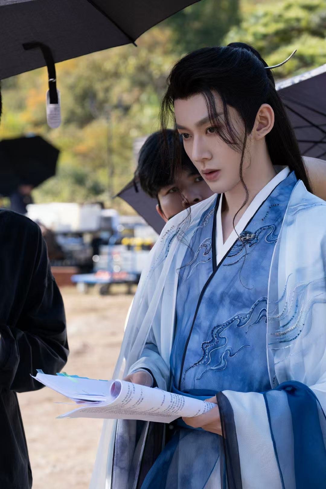 邓为苏易水蓝色ootd返场  邓为苏易水蓝色ootd返场，水墨晕染飘逸出尘，仙风