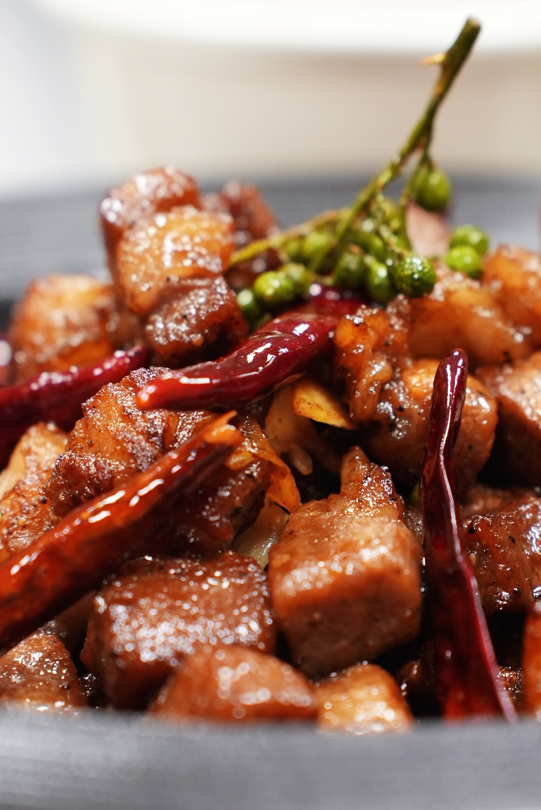 今日团餐：双椒爆炒牛肉粒，芝麻盐芹菜拌莲藕，瘦肉汤
