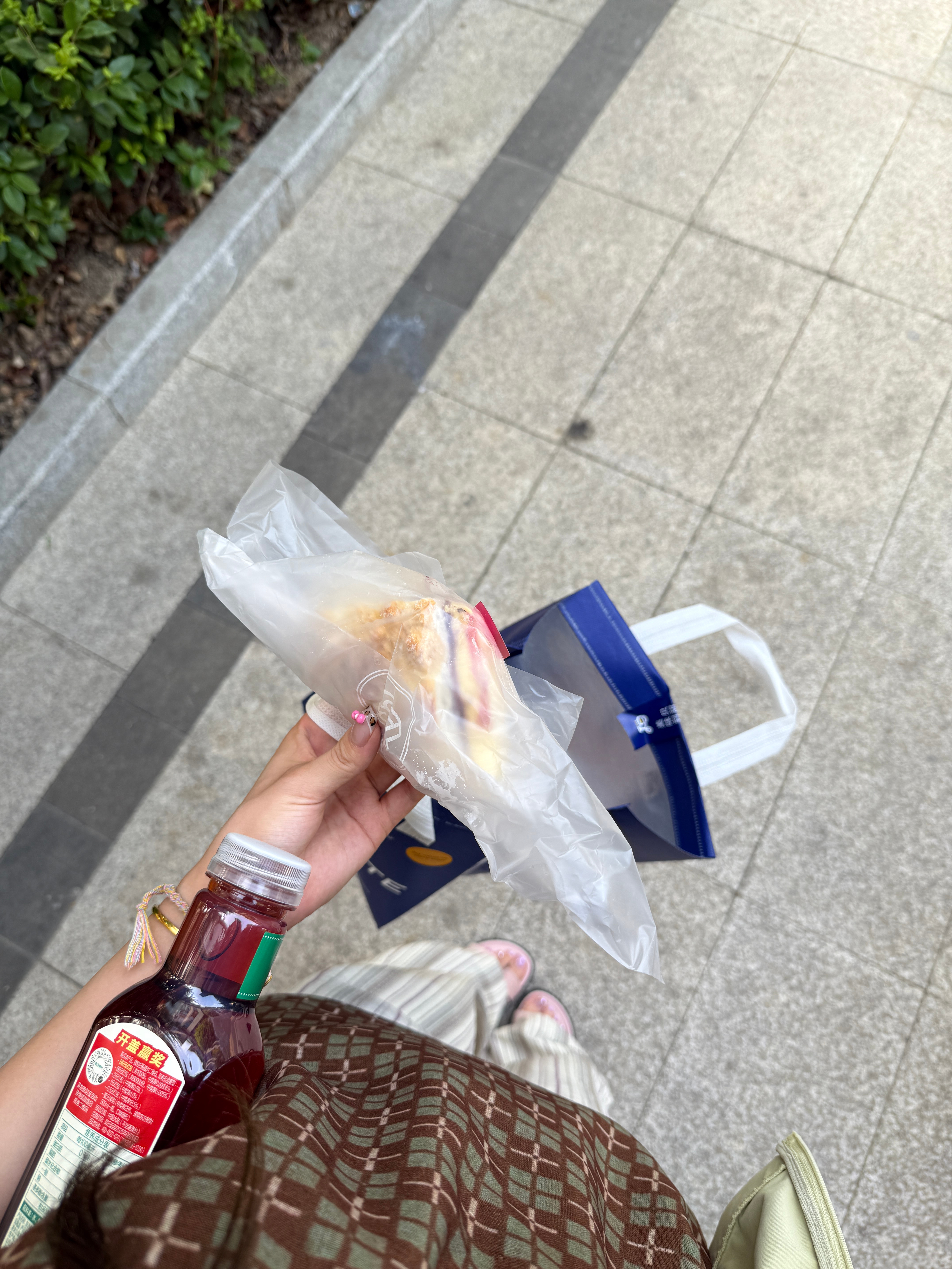 巴黎贝甜的天使酥特别好吃 我已经连吃好多天 你们那有没有（ 淘宝闪送比我去店里买