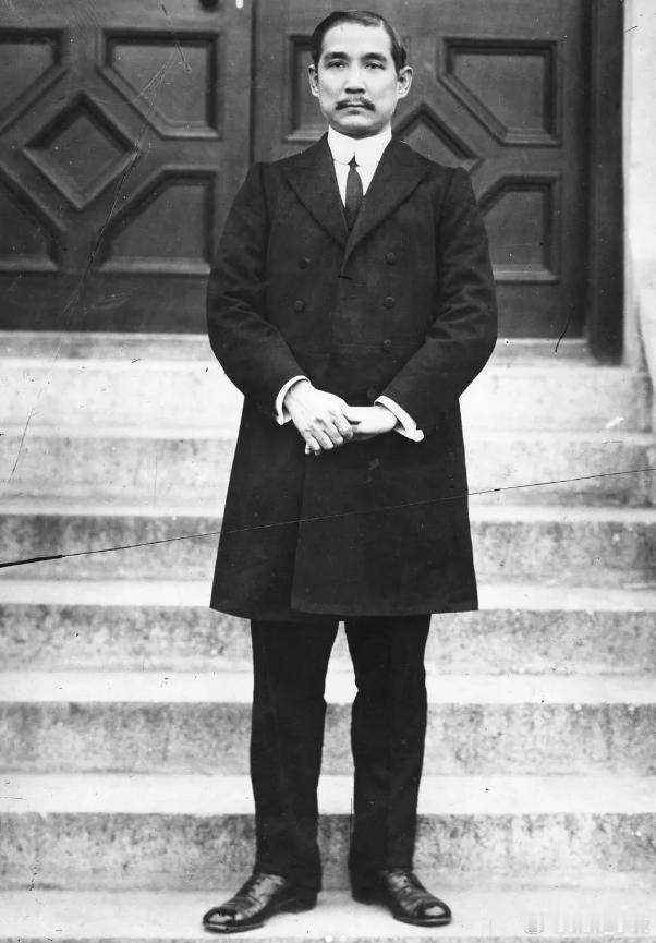 得亏当年李鸿章没有看上孙中山☕️1892年的香港，两位年轻医学毕业生怀揣着报国理