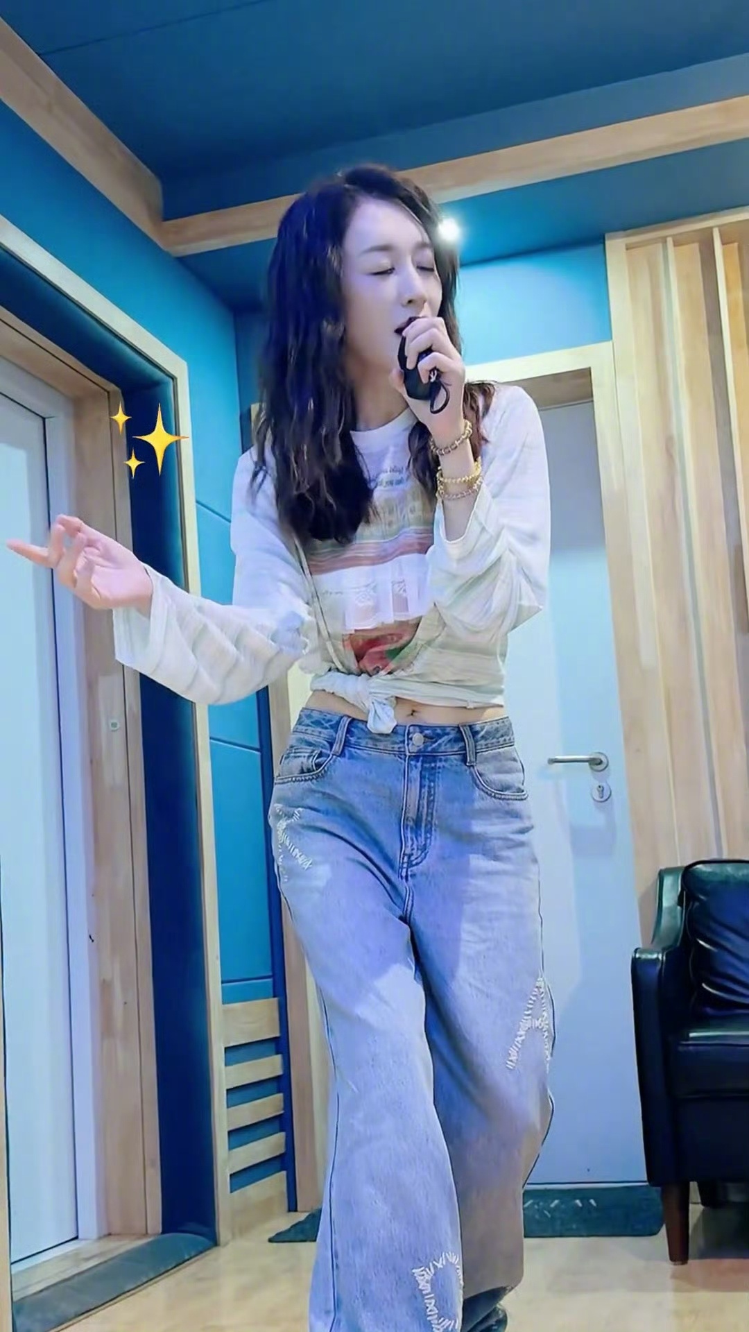 李小冉让贺峻霖小嘴巴闭起来这个小贺贺又调皮上了！小姨没说不让发=小姨说可以发这下