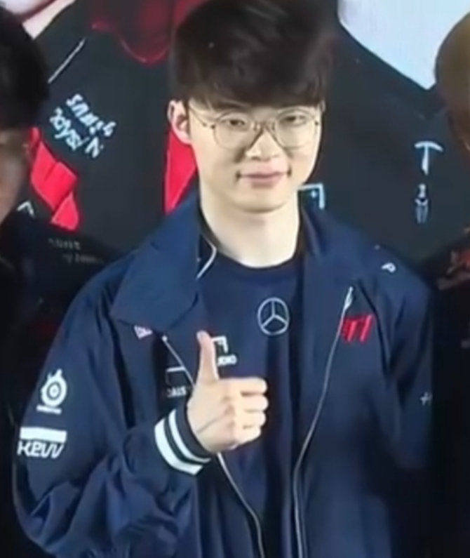 #T1# #Faker# T1粉丝见面会顺利举办完毕！现场的粉丝还一起帮Fake