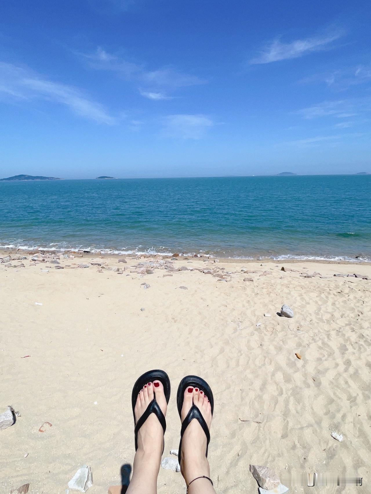 青岛的海,你喜欢么? 住在海边，跟大海一条马路之隔，抬头可见。
谈不上喜欢也谈不