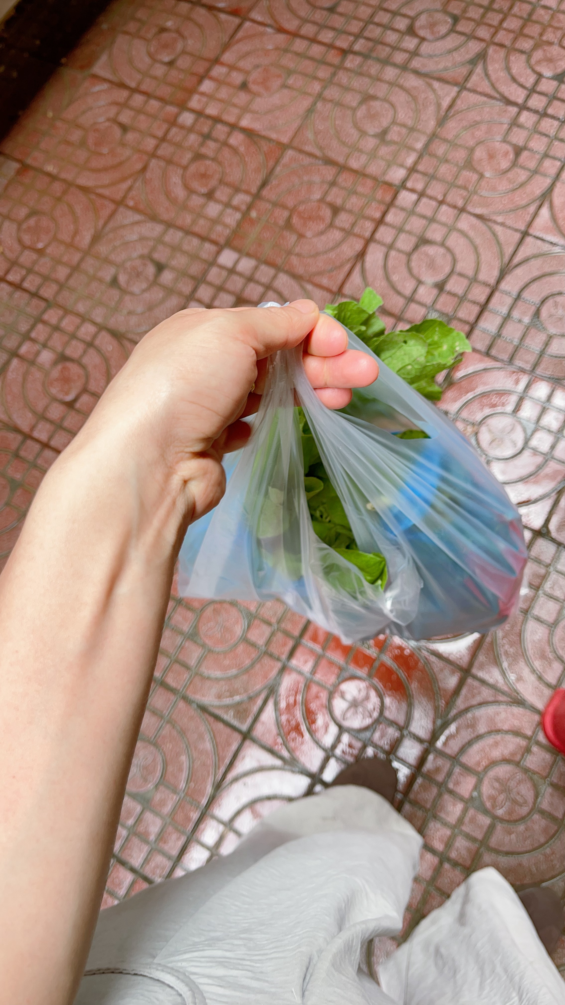 每天起床出门吃早餐，买菜 