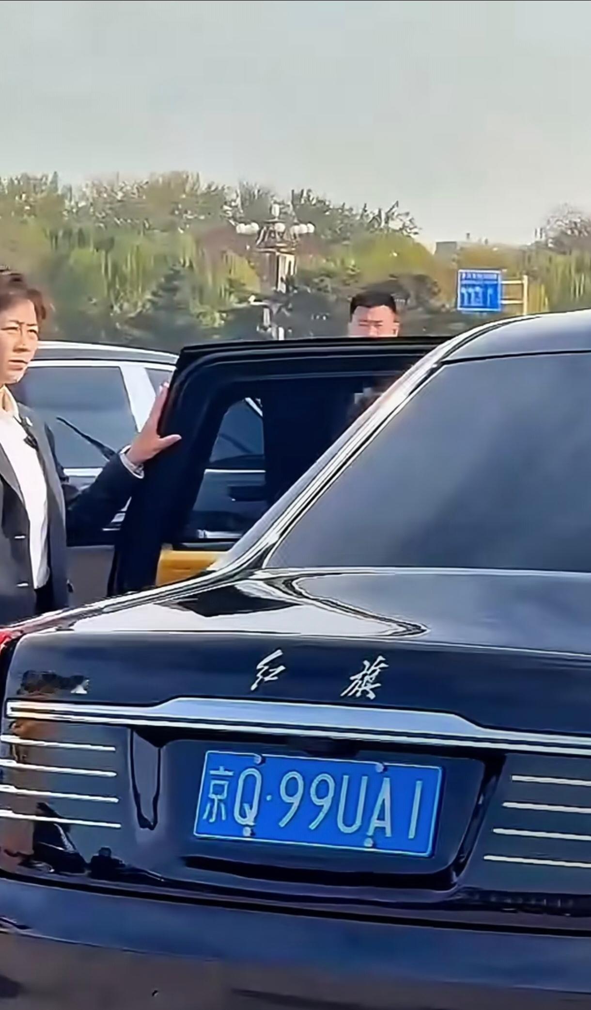 就在刚刚。
 
据泰媒报道，泰王室突然宣布了公开亮相安排。
 
画面里能看出王后