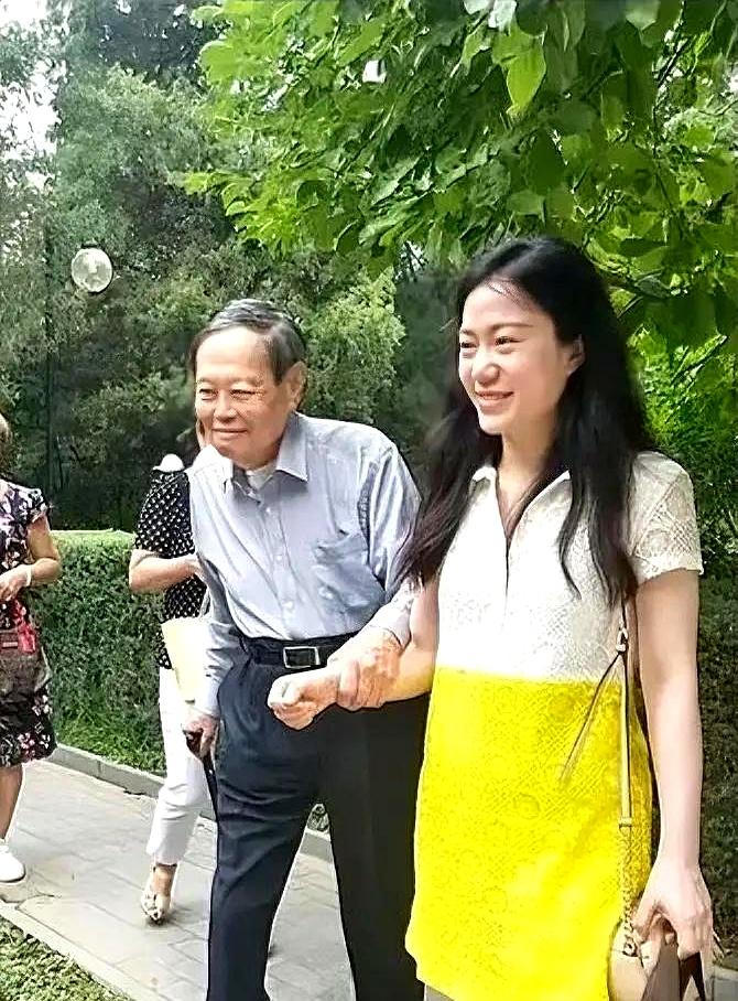 21年前，不少人质疑翁帆嫁大54岁的杨振宁是“图什么”；21年后，她用学术轨迹给