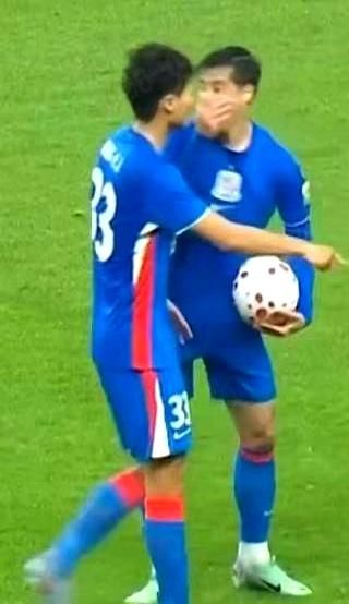 申花那个特谢拉，学会自己捂嘴了！
 

真有点东西！上场比赛他刚想跟裁判掰扯，话