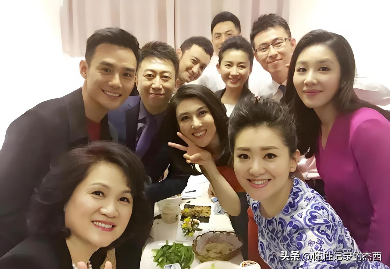 王凯太帅了就算站在最边上，一点也不影响他的帅，颜值竟然比央视的男主持人都要高。这