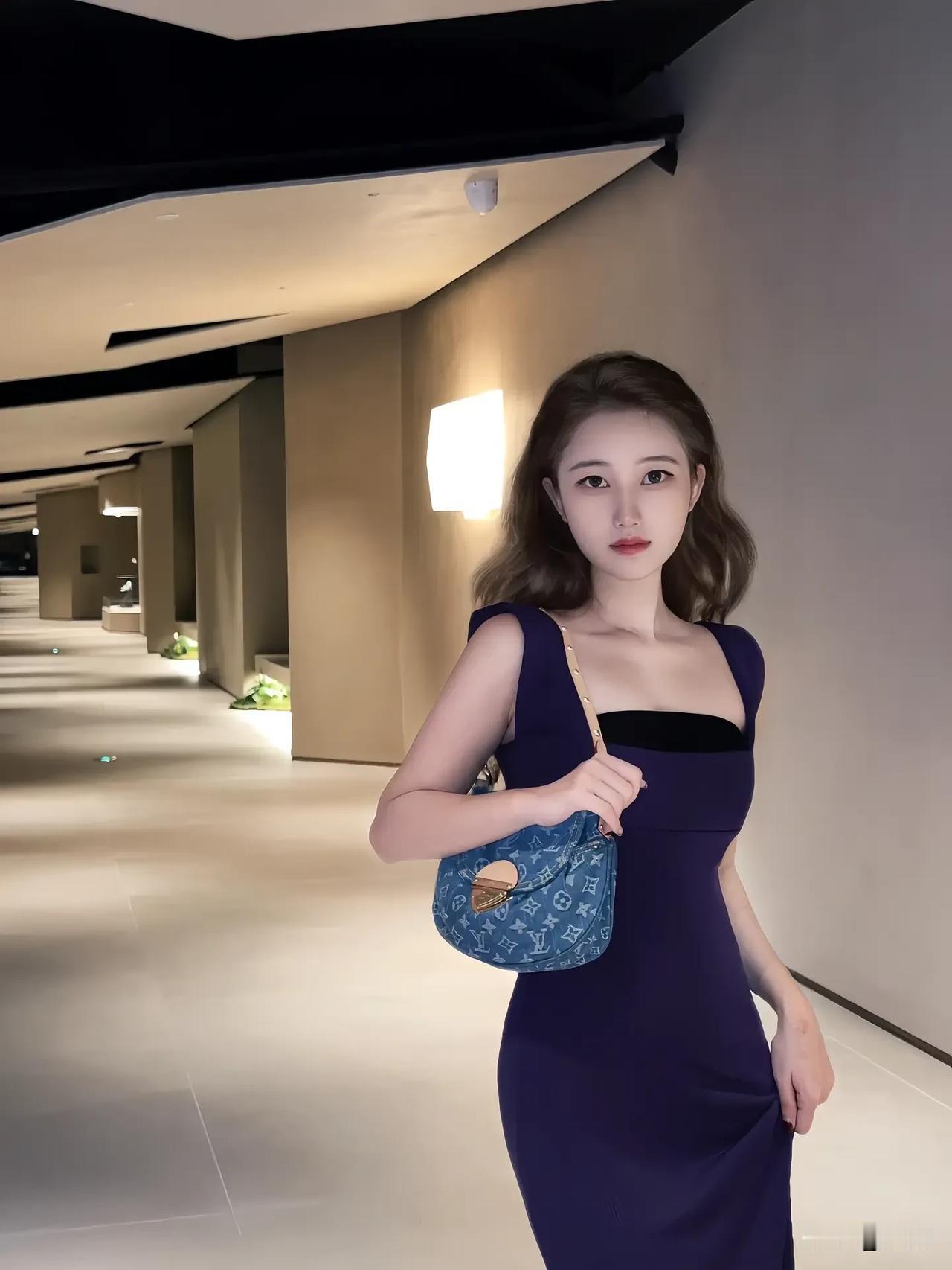 “顺从自己再想其他” 💜
古希腊掌管氛围感的女孩 

优雅与性感，你会怎么选 