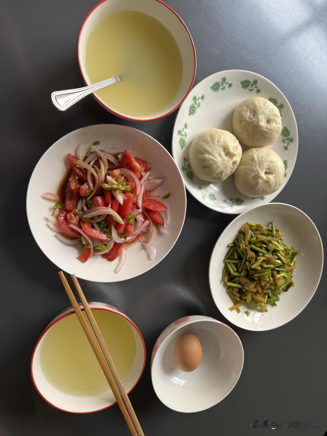 今天的温度高啊，二十一到三十二度。
从早晨起来就感觉很高。
早晨的饭还是要吃，看