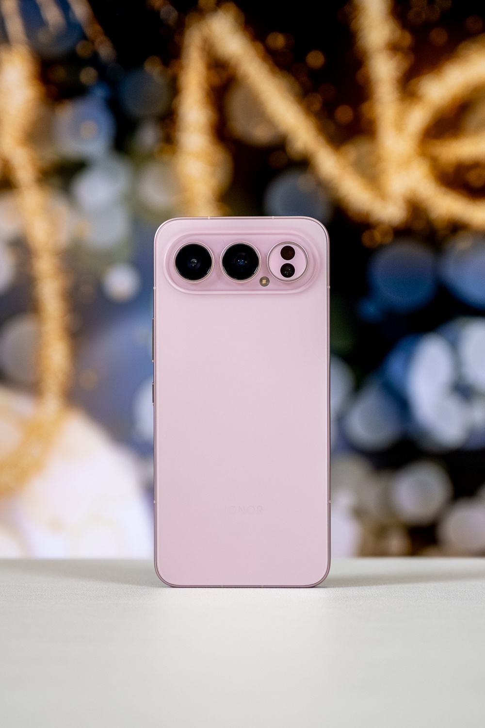 荣耀500 Pro拿在手里，最吸引人的地方就是它的后置镜头模组设计。看到这个设计