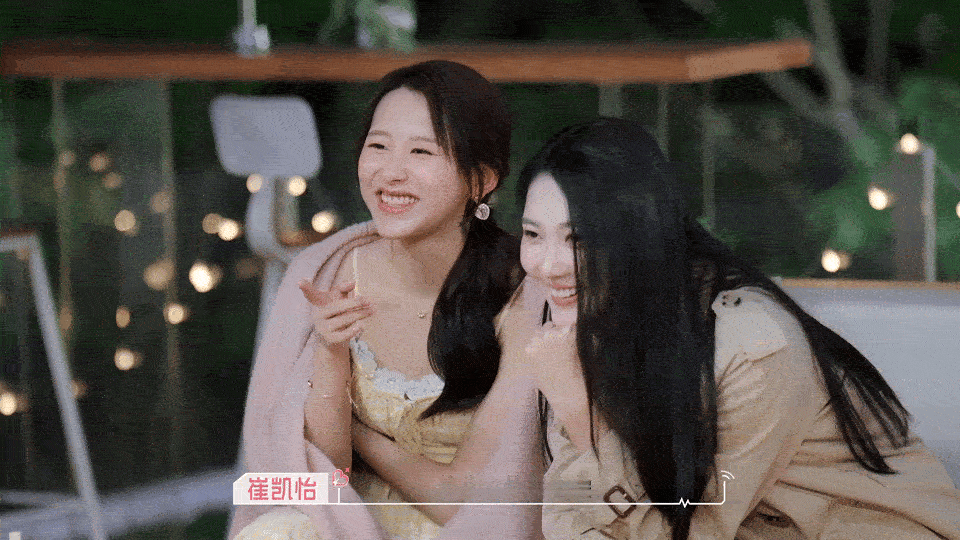 恋综女嘉宾出场先撮合别人心动小屋首期名场面来了，孙启萌夹在梁人方和于洋中间，察觉