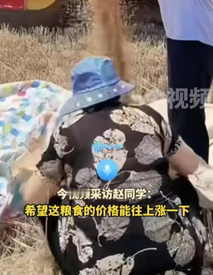 “看哭了”！安徽阜阳，一幕朴实又破防的画面，戳中了无数人的心。放假回家的女大学生