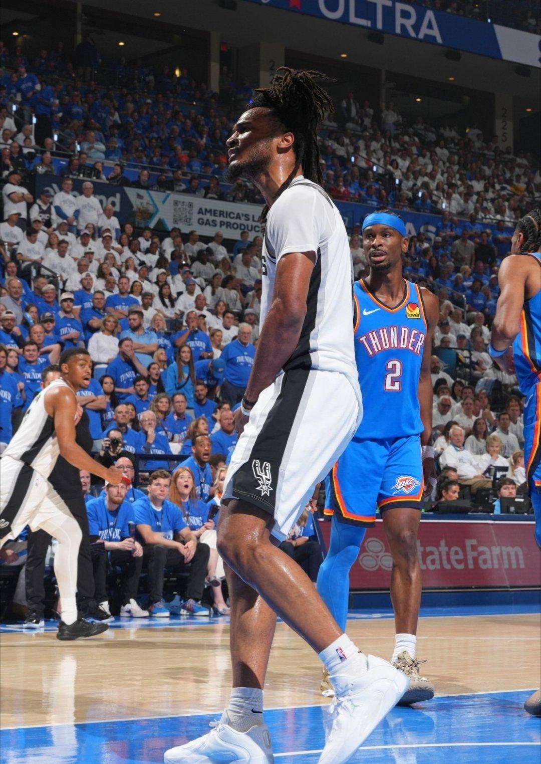 卡斯尔这打法看着真过瘾找到了曾经威少的感觉！马刺vs雷霆nba季后赛