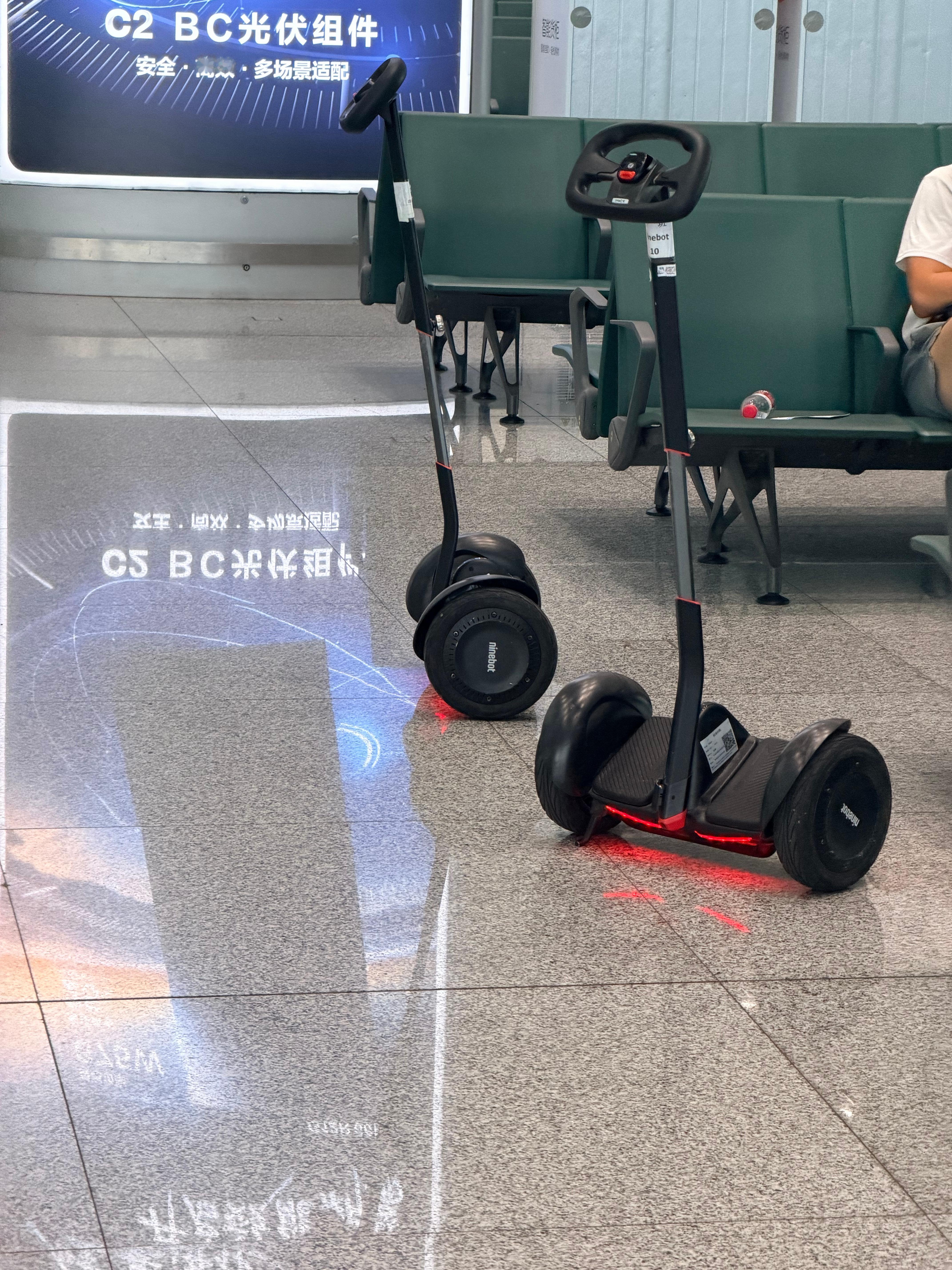 这是什么情况？宝安机场候机的时候，突然来了两位阿sir？[疑问]  ​​​