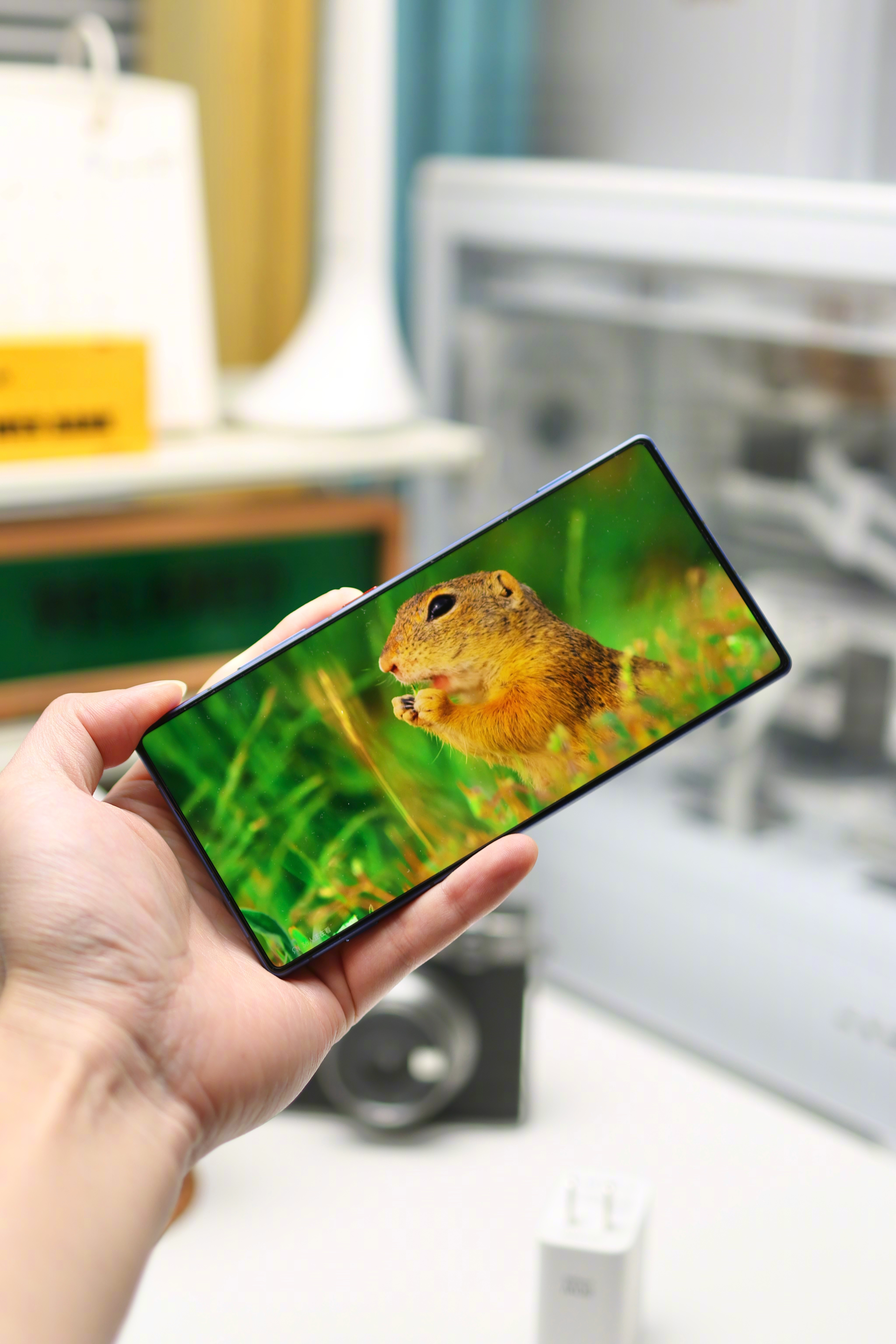 如今国产旗舰疯狂内卷超窄边框，屏边宽度基本摸到物理极限。一味压缩边框意义有限，挖