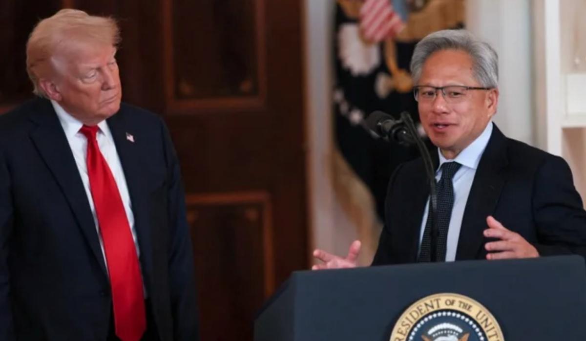 【首批英伟达H200芯片准备出货中国，特朗普政府启动审查】

路透社援引知情人士