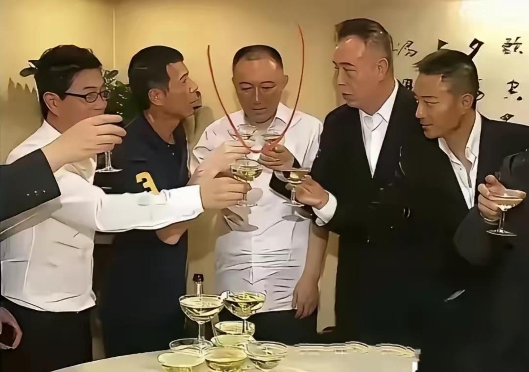 资本在权利面前根本玩不转：看看冯小刚和陈凯歌这么大的导演都得毕恭毕敬地给韩三平敬