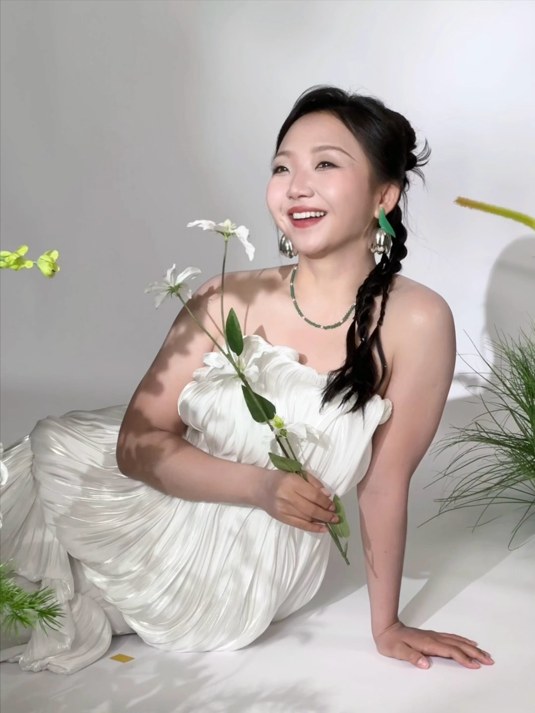 李嘉琦和白色的适配度好高 李嘉琦和白色的适配度好高啊，李嘉琦白色花仙子真的是让我