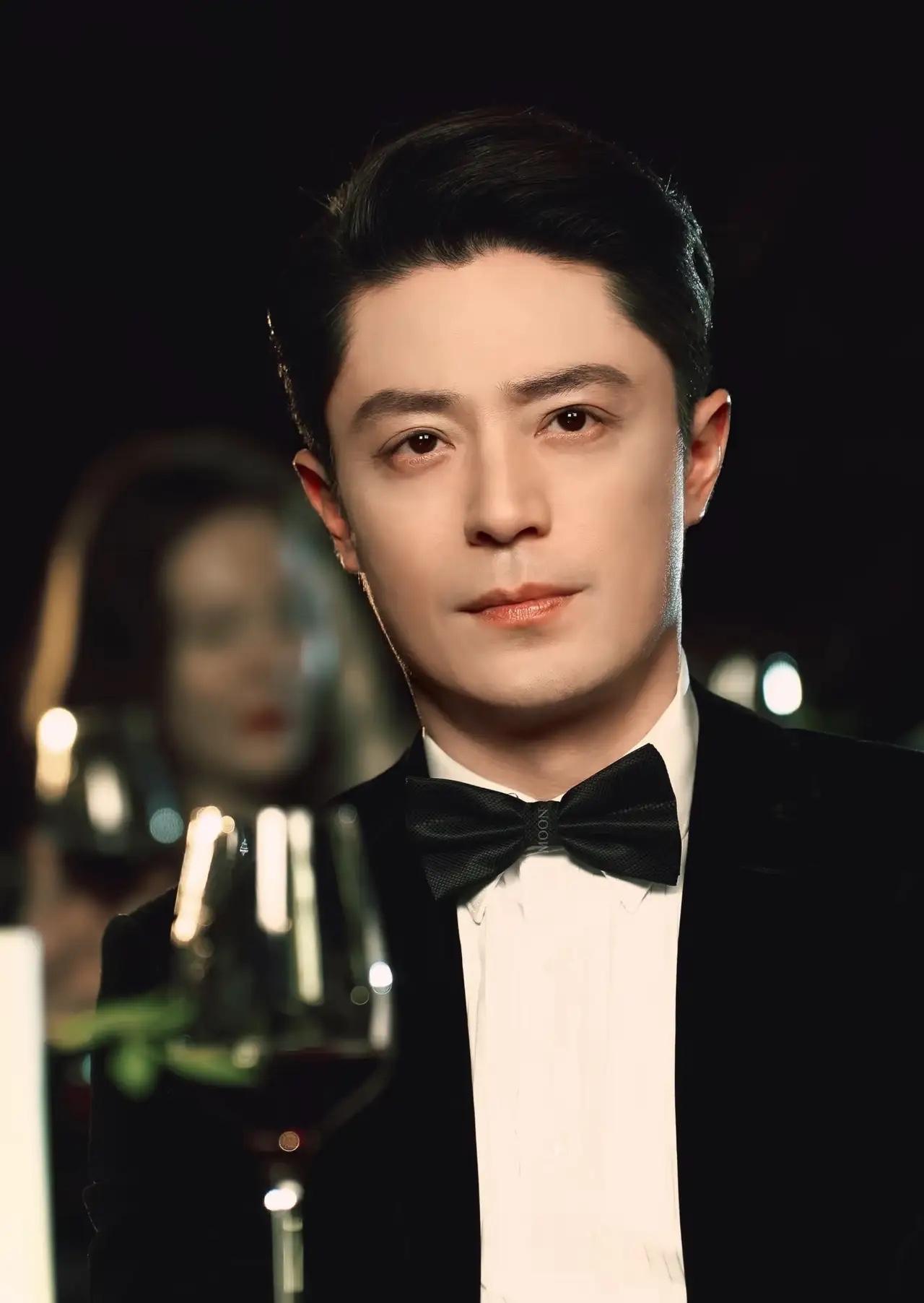 我发现了一个有意思的事情，
那就是现在的霍建华，
就算是他一本正经的站在那里，都