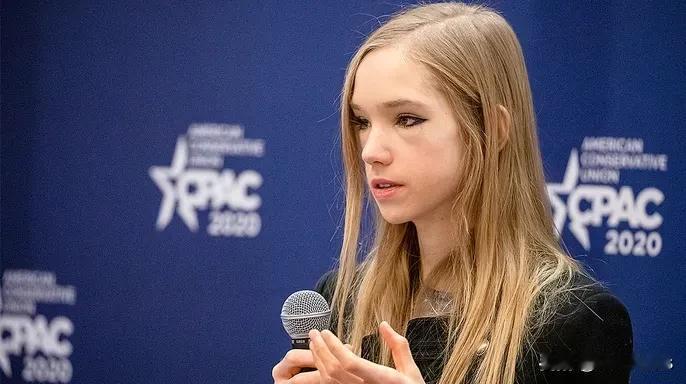 德国25岁右翼女活动家Naomi Seibt向美国申请政治避难，声称因为她的政治