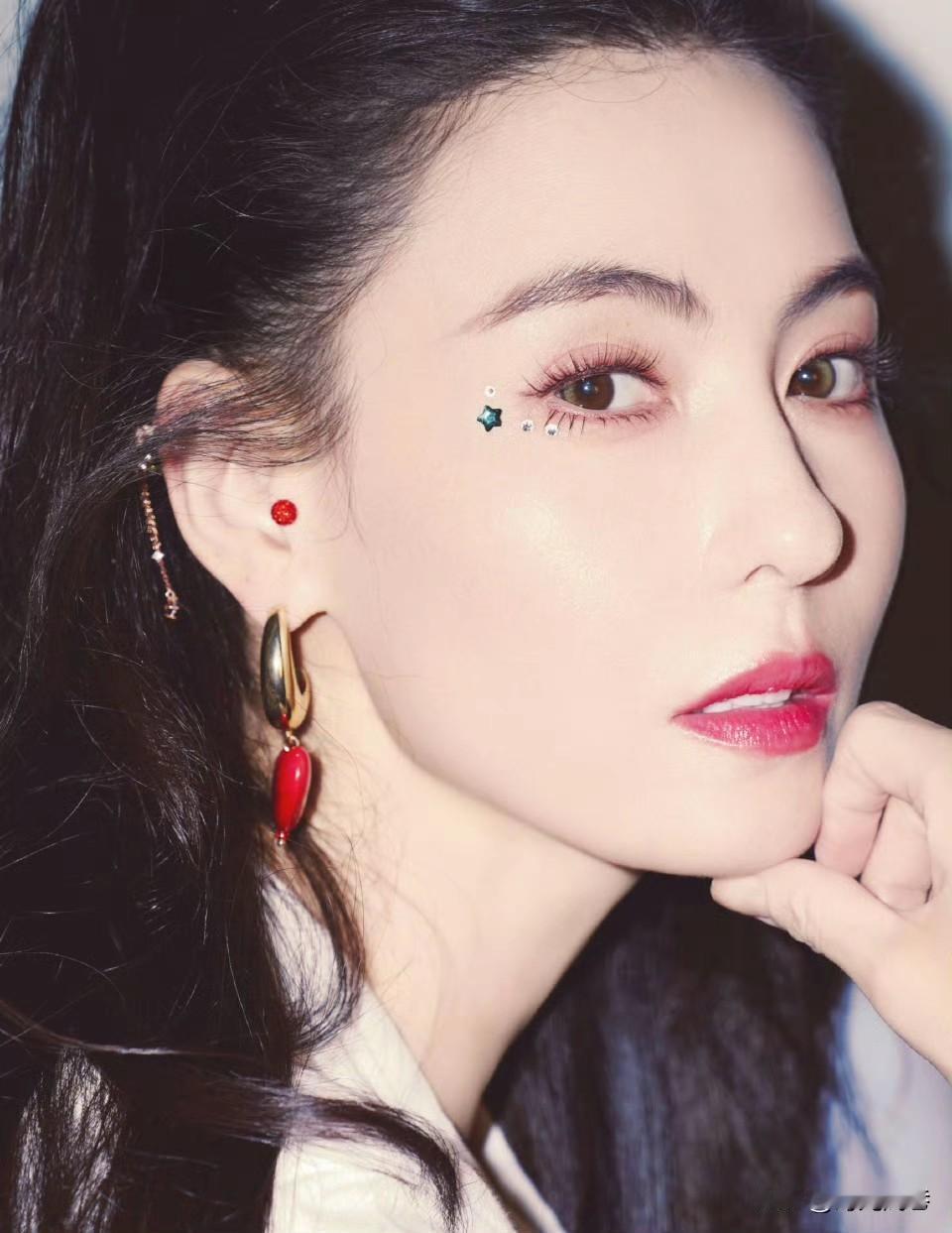 年轻时候的她拥有着盛世美颜！用沉鱼落雁闭月羞花来形容一点也不为过！那时候的她，曾