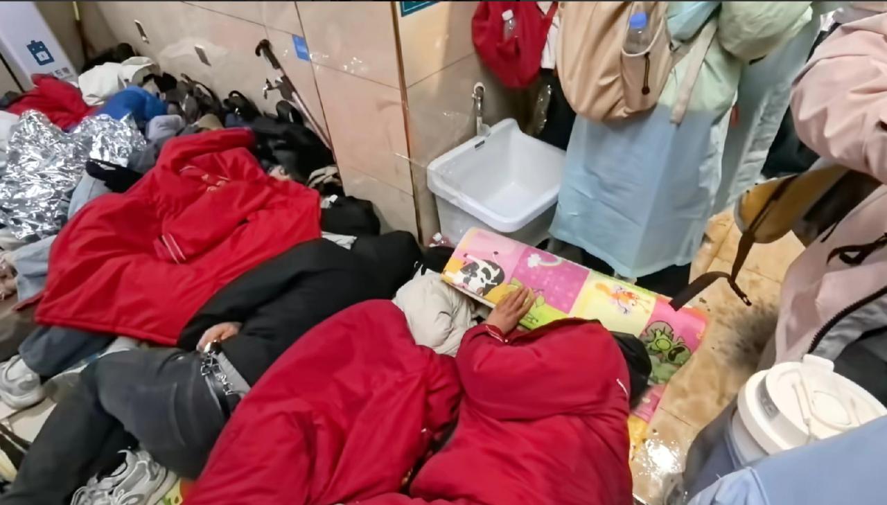 花钱又受罪？我嫌60块酒店大厅过夜太贵，转身在泰山厕所里睡得嘎嘎香，你还真别笑，