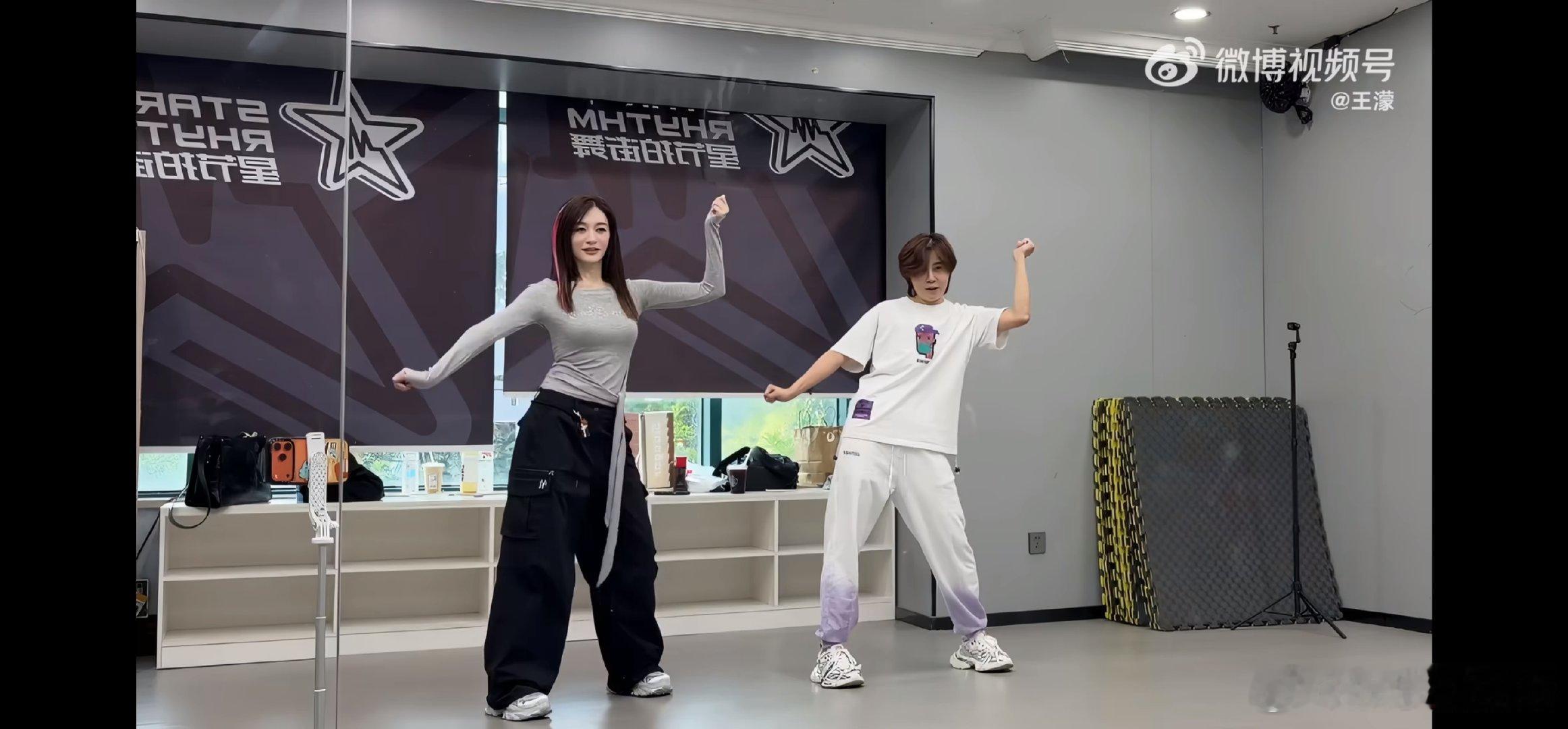 李小冉王濛普通disco共创王濛教李小冉普通disco濛姐不拘谨的教学风格超讨喜