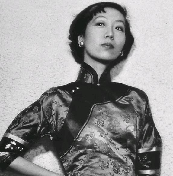 1995年，张爱玲在美国出租屋内去世，尸体一周后才被发现。她一丝不挂地躺在床上，