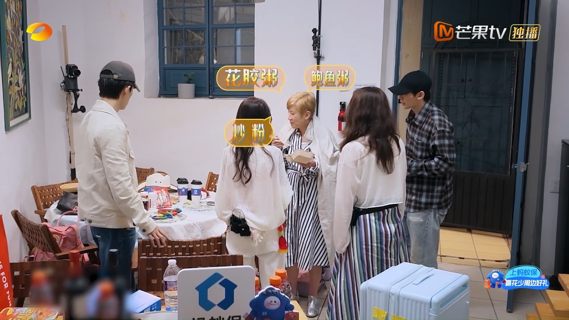 吴君如一个人吃饭六个人盯着花儿与少年 原来干饭也可以这么有看点，吴君如从容干饭，