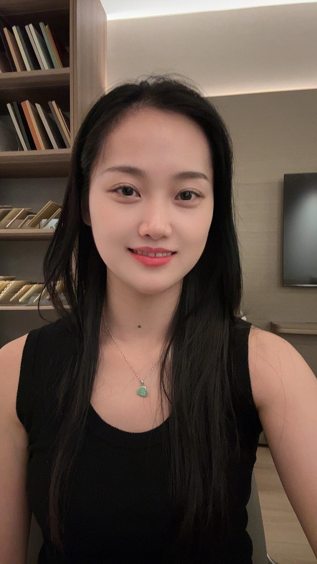 在跟朋友聊老了老了这个话题，这是我以前从未有过的想法，现在晒了两天褐斑立马出来，