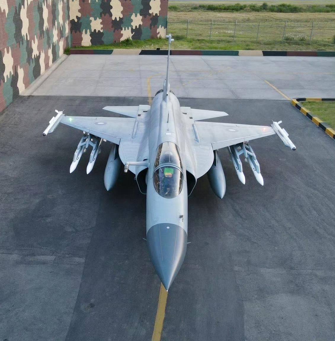 印度"光辉"战机可敢一战？最强轻型战斗机——JF-17 Block 3"枭龙"，