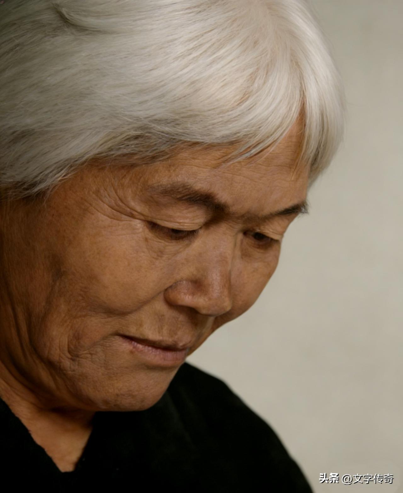 “梅姨”有75岁左右了吧?这个年龄了被抓住，虽然迟了点，但也大快人心！
幼小的孩