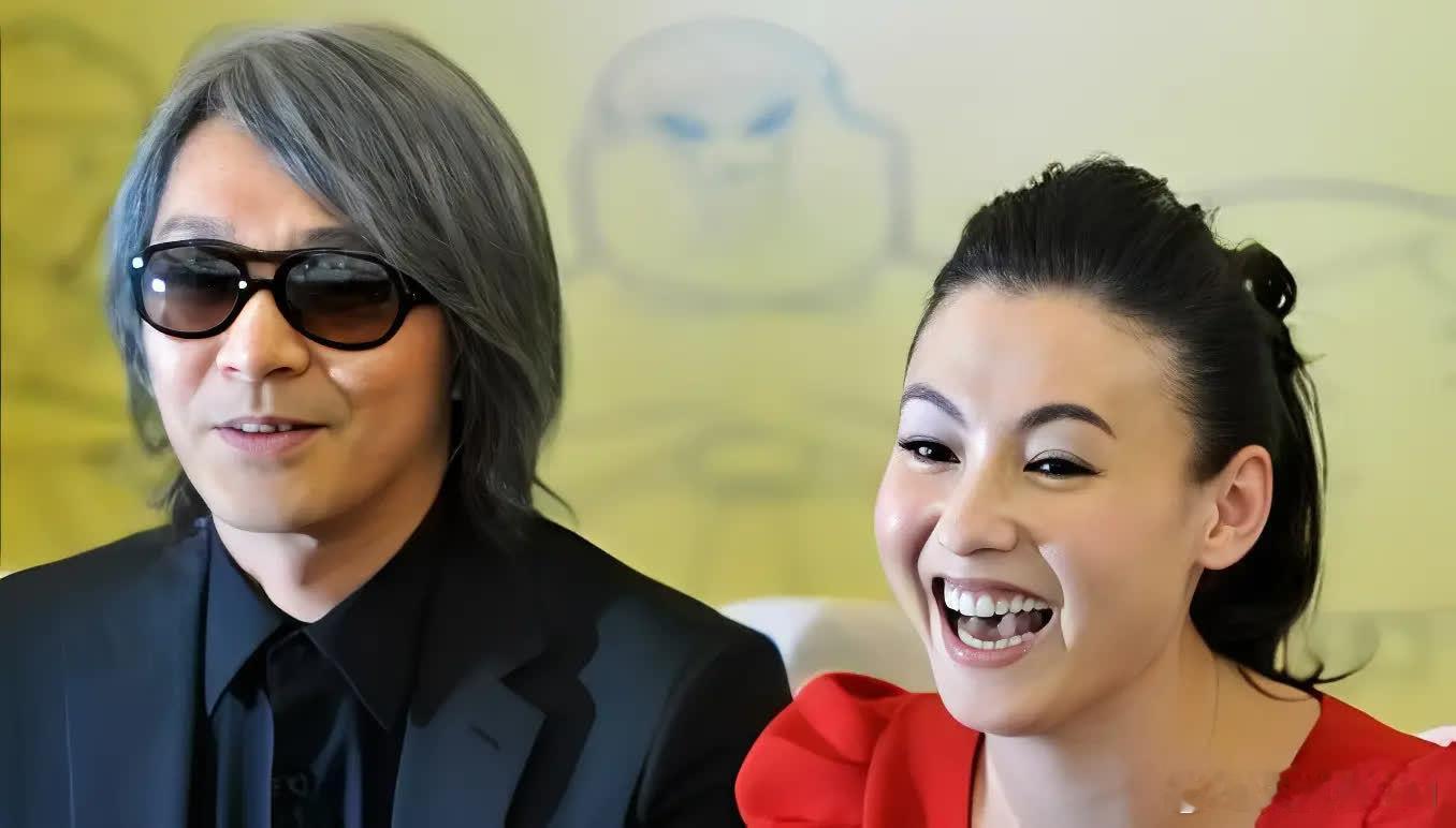 1998年，芳龄十八的张柏芝去试镜《喜剧之王》。周星驰递给张柏芝一支笔，让她为自