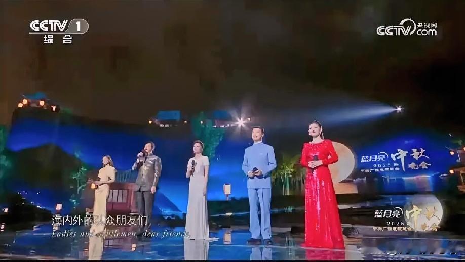 谢娜首次主持央视中秋晚会，四川话开场让人感到亲切，开心激动得要哭啦[赞][赞]