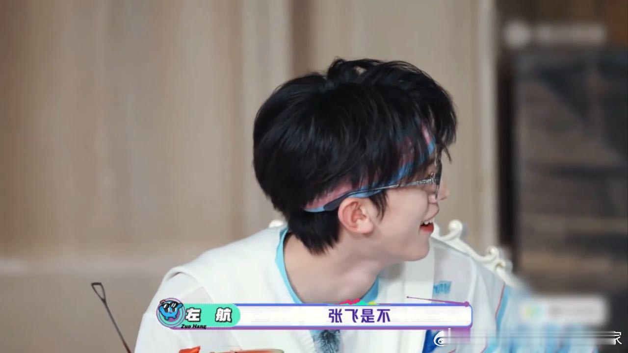 张极睁着眼睡觉张极睡觉眼睛闭不上一路向海的少年 听张泽禹说张极睡觉从来不闭眼，还