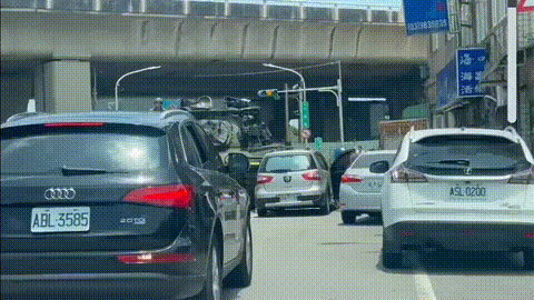 笑死我了！台湾省“汉光演习”，坦克剐蹭私家车，正在等保险理赔。
本年度的汉光演习