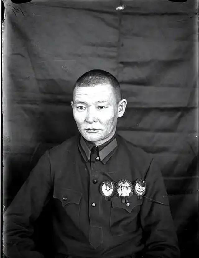 看清这个胸前挂满勋章的人，他是中华民族的罪人。就是他跟外人勾结，把外蒙古硬生生推