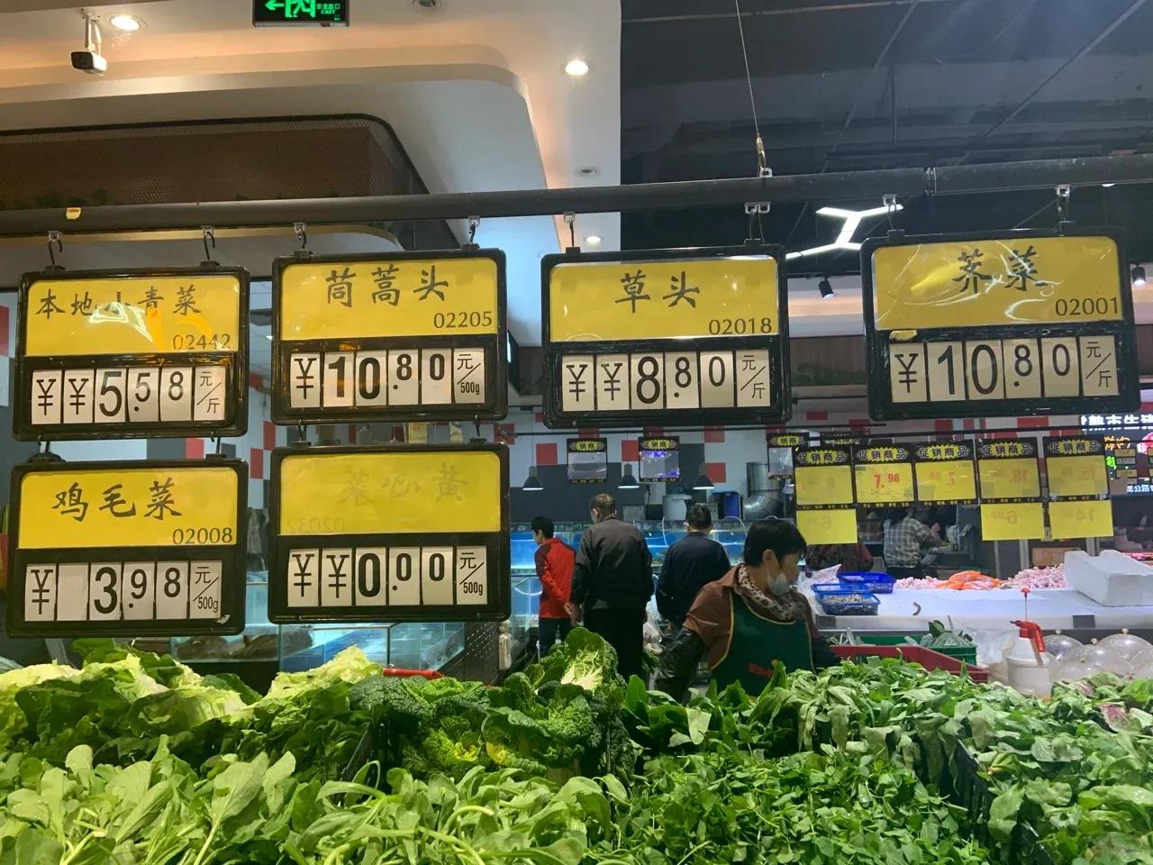 今天去超市买菜煮晚饭！感觉各种食材都涨价了！1、绿叶蔬菜普遍高于3元/斤！
2、
