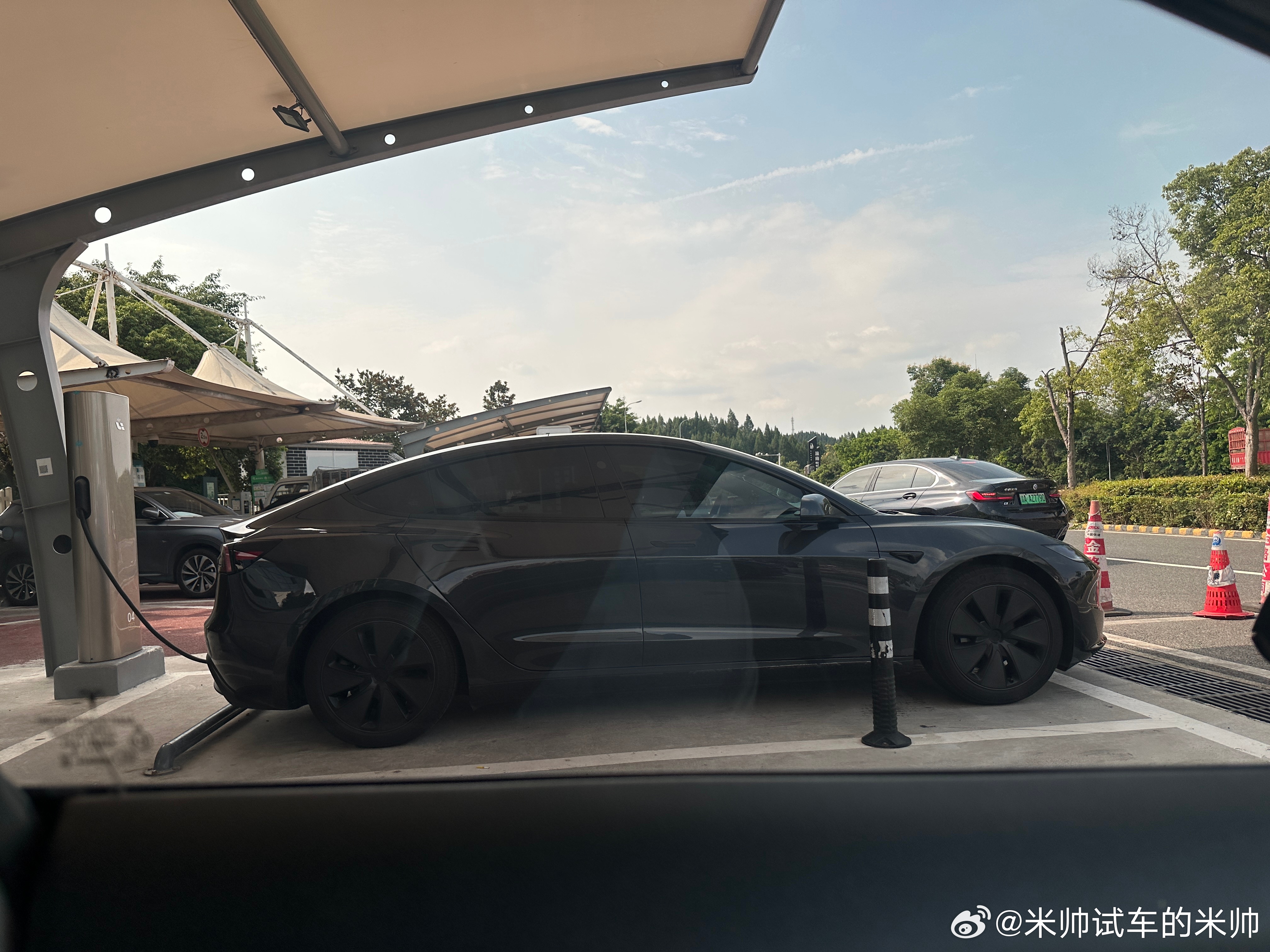 又去重庆了，在服务区买了一瓶藿香可乐，第一次见这个味道耶，有人喝过吗？这味道就是
