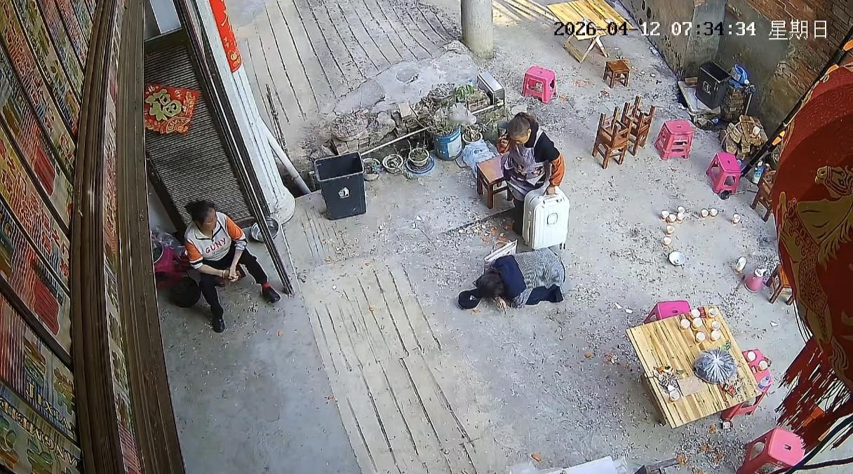 看哭了！父亲因直肠癌离世，女儿在外地没有见上父亲最后一面，接到通知后火速往家赶，