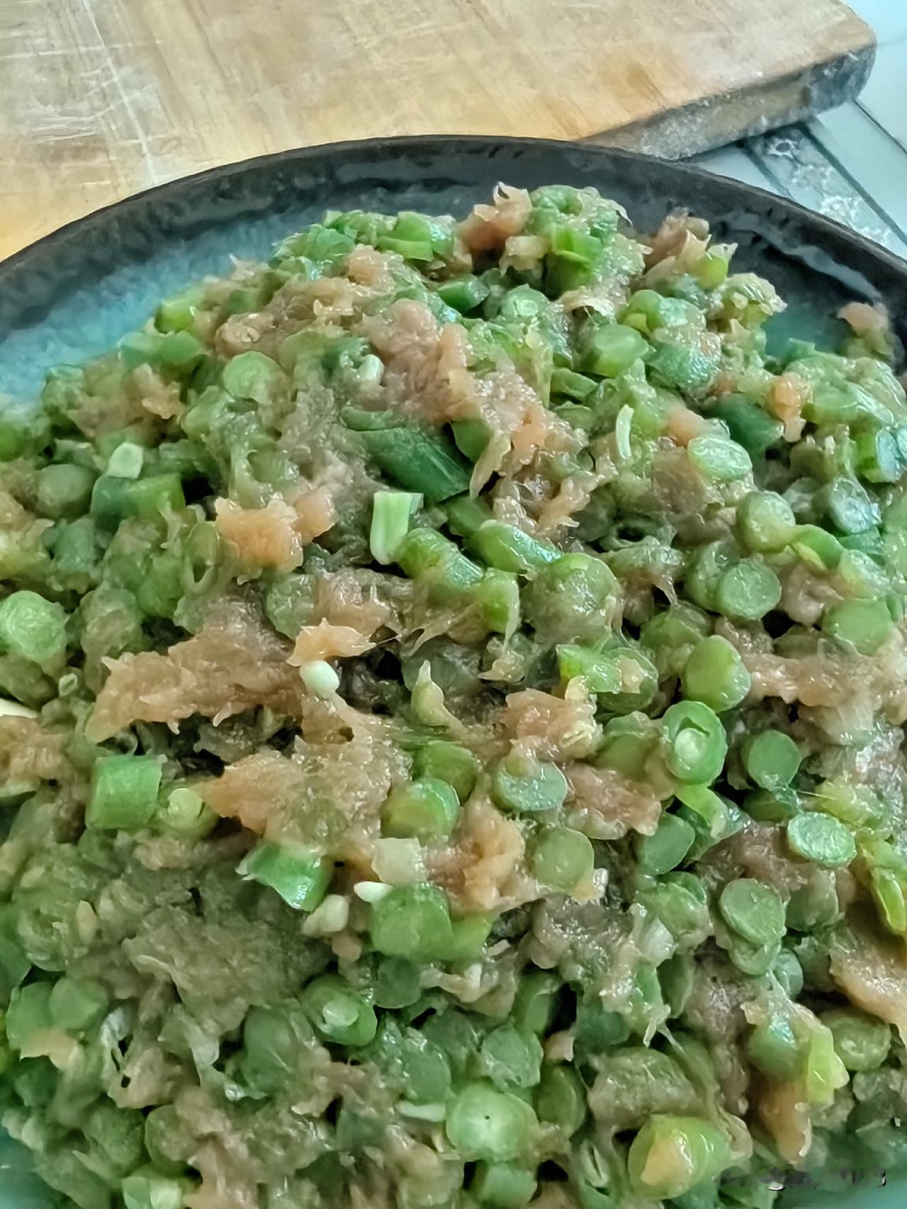 时间过得真快，
转眼又到了周末。

今天女儿和小宝都在家，买了长豆角包饺子喽。