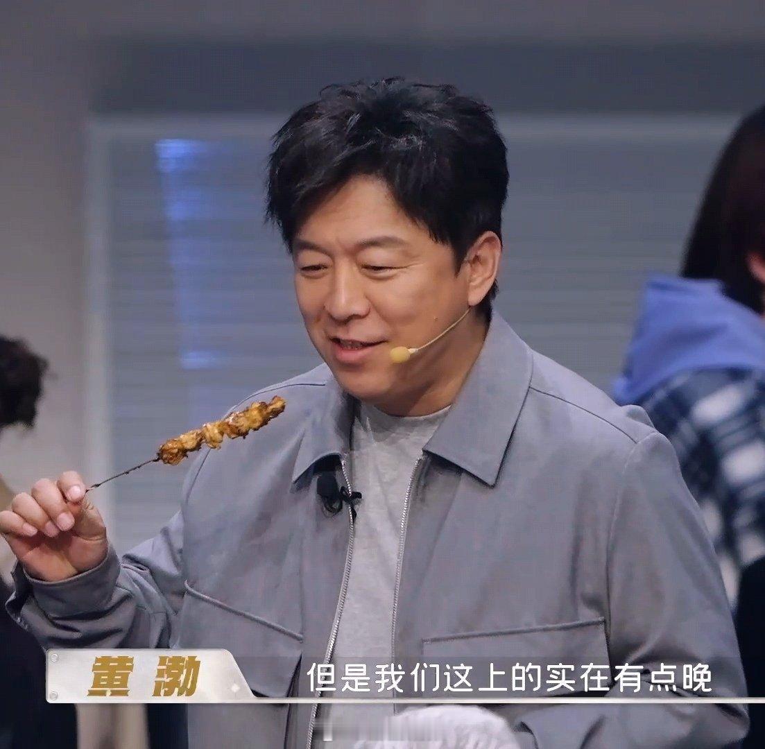 鸡兔同笼在内娱被做成菜了将兔肉包裹鸡尾油，用糖渍处理后炭火烤制，鸡油融化渗入兔肉