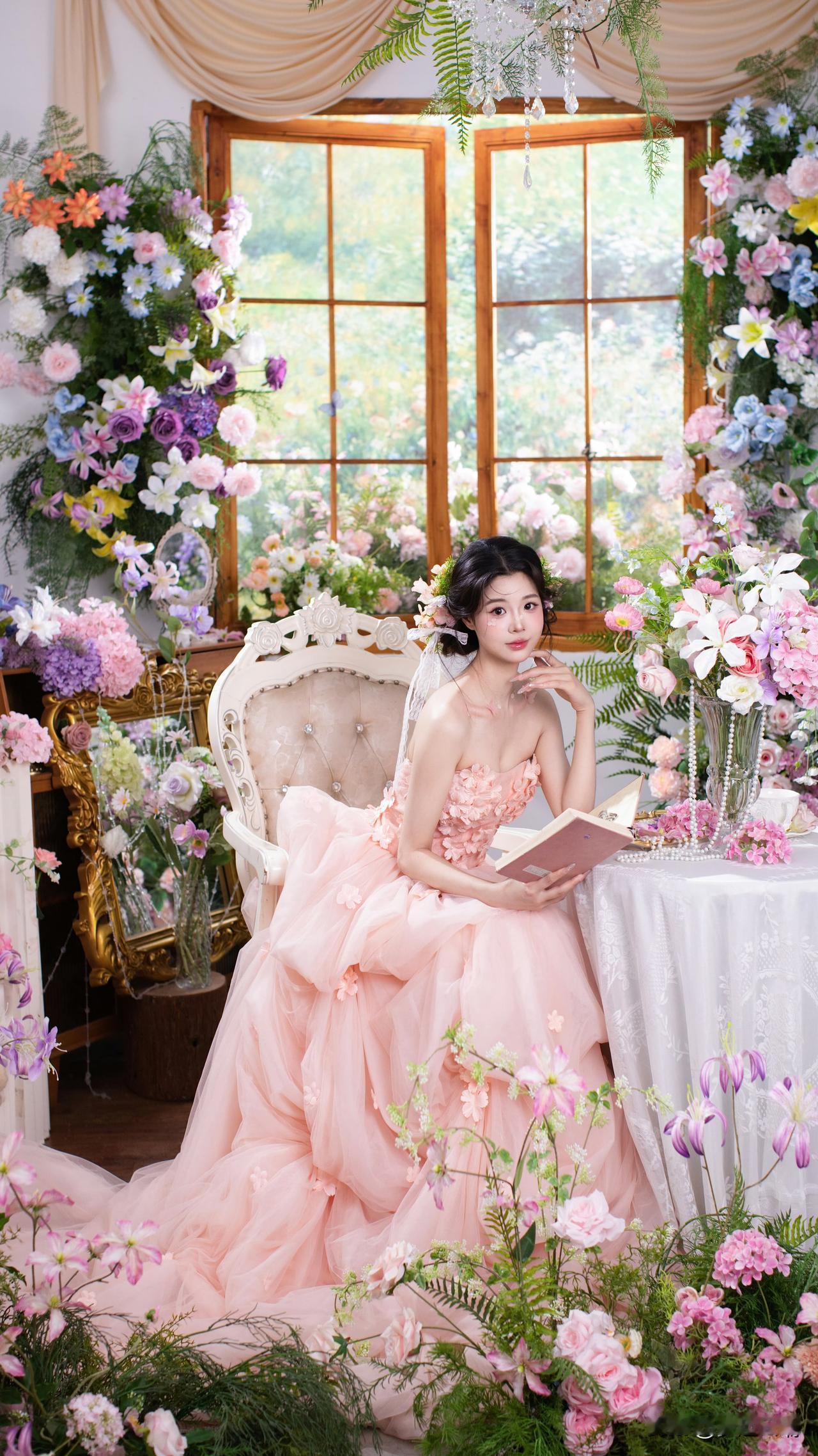 梦幻粉色花海中的优雅少女，沉浸在书香与花海之中。