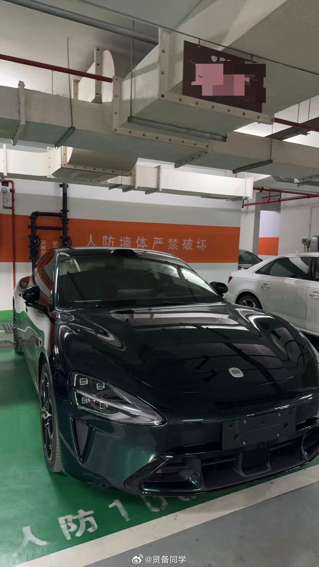 雷总说新小米 SU7 首周交付了 4-5000 辆！我在芜湖，我们这小区车库也遇