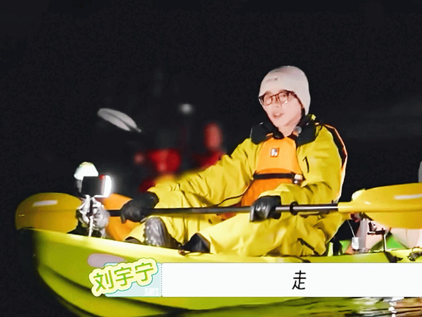 刘宇宁铁证 | 刘宇宁高原｜摩登兄弟风衣搭配可爱星星祛痘贴，刘宇宁优雅绅士和随性