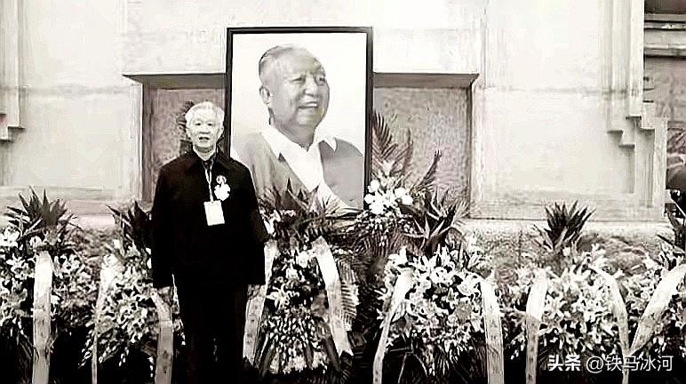 🍁2011年11月，老秘书曹万贵在华国锋同志骨灰安放现场。
 
曹万贵为少将军