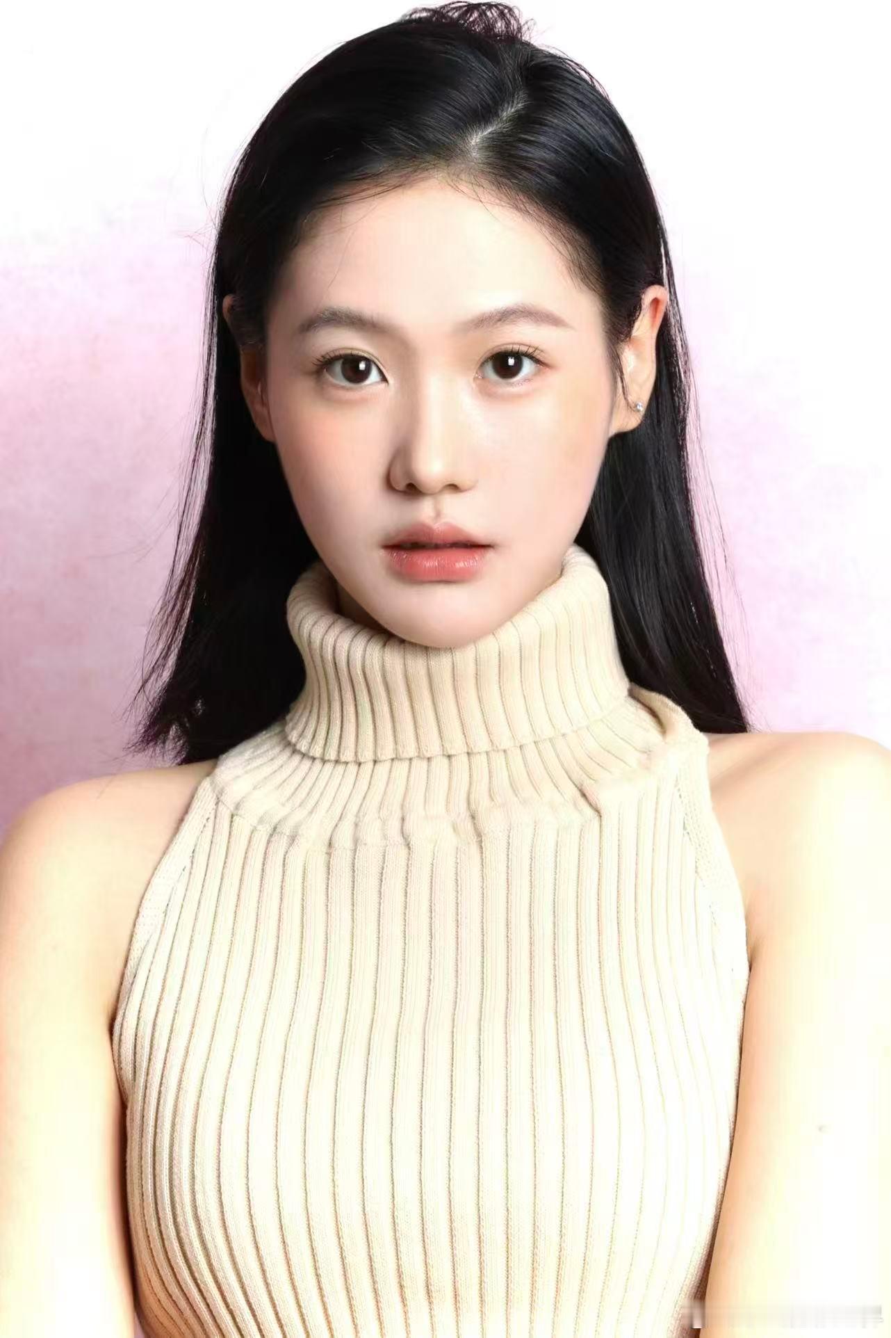 内娱校园剧女主有新脸了 最近被她的校园剧造型美到了！她穿校服的样子特别有学生气，